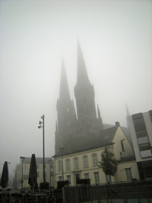 Bild einer Kirche fast verdeckt durch Nebel